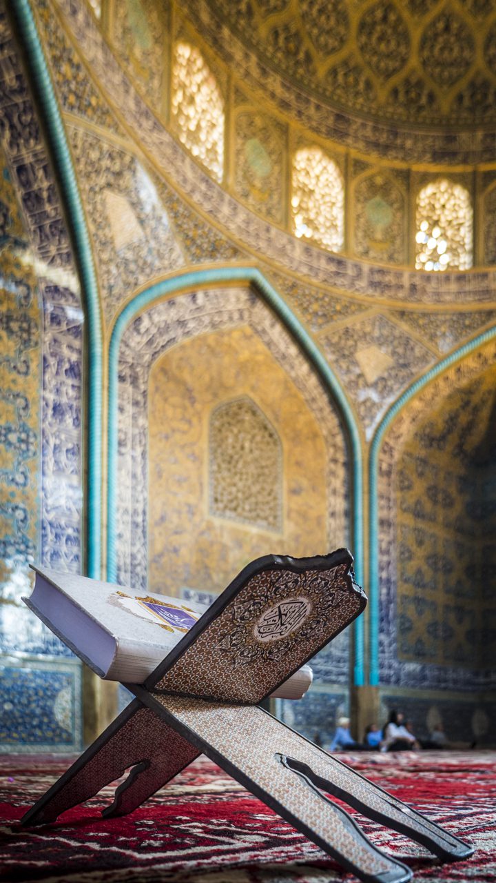 Iran, Isfahan, Koran in der Scheich-Lotfollāh-Moschee, Asien, 18.07.2014
