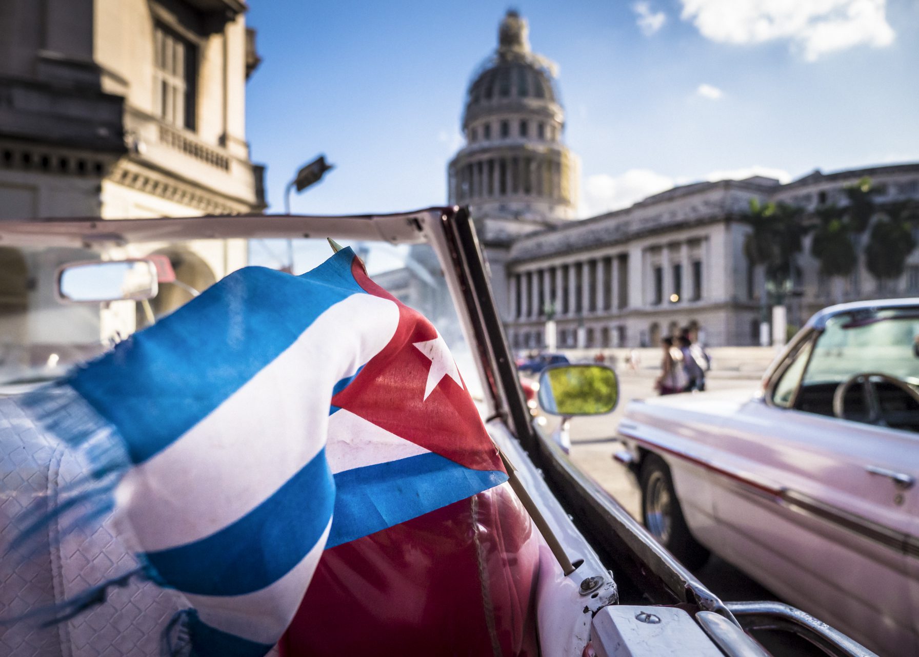 Oldtimer-Taxis am Capitol, Havanna.