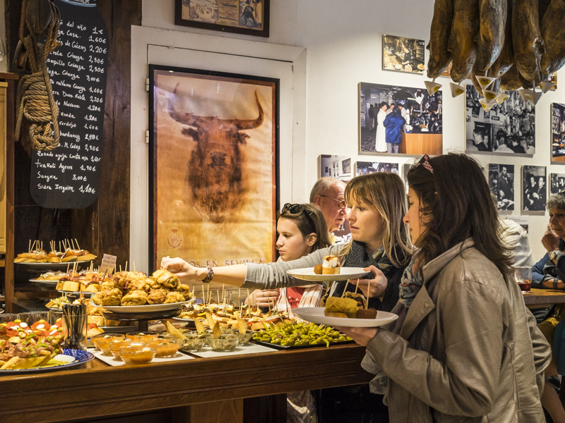 Pintxo (baskische Tapas)-Bar "Casa Alcalde": die größte Pintxo-Auswahl in der Altstadt