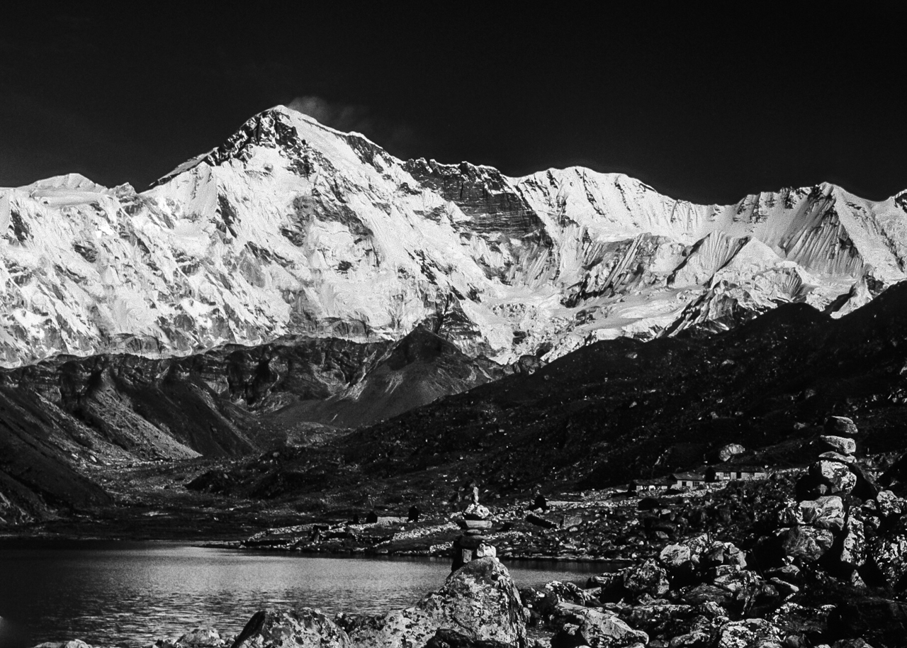 Schneefahne am Cho Oyu (8.201 m), im Vordergrund der See von Goyko. Solo Khumbu, Nepal