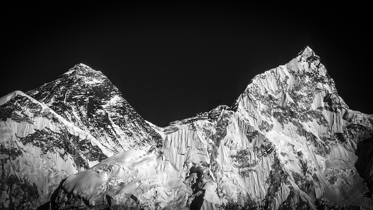 Mount Everest (links, 8.848 m) & Nuptse (7.861m) im Abendlicht. Vom Gipfel des Kala Patthar aus gesehen, wirken beide Berge gleich hoch....