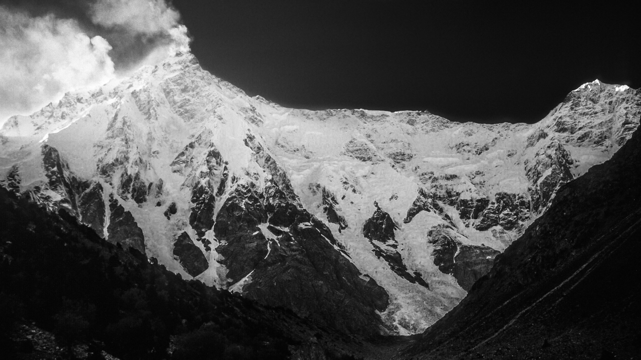 Die Rupalwand am Nanga Parbat(8.126 m), mit 4.500 Metern die höchste Fels- und Eiswand der Erde. Die Dimensionen erahnen kann man erst, wenn am Nachmittag die Lawinen vom Gipfelgrat abbrechen: Nach einer halben Minute erst erreicht der Donner das Basislager! Gilgit-Balstistan, Pakistan