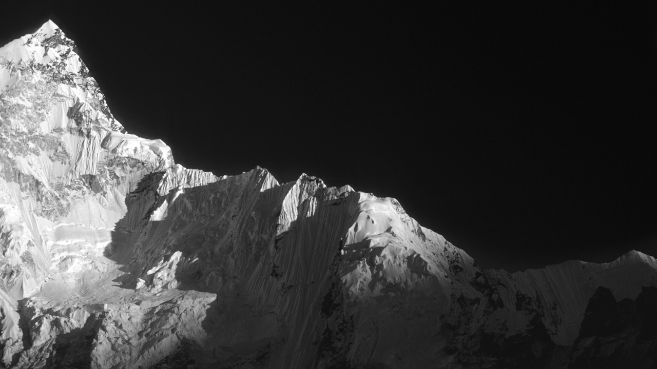 Himmelsleiter: Südwestgrat des Nuptse, (7.861 m) im Abendlicht. Solo Khumbu, Nepal