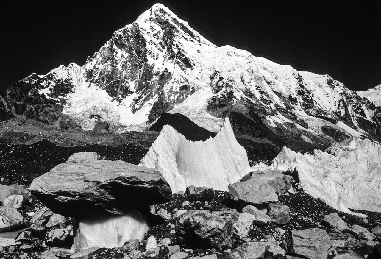 Aussicht mit Gletschertisch: Pumori (7.161 m) vom Khumbugletscher aus gesehen, nah am Everest-Basecamp. Solo Khumbu, Nepal