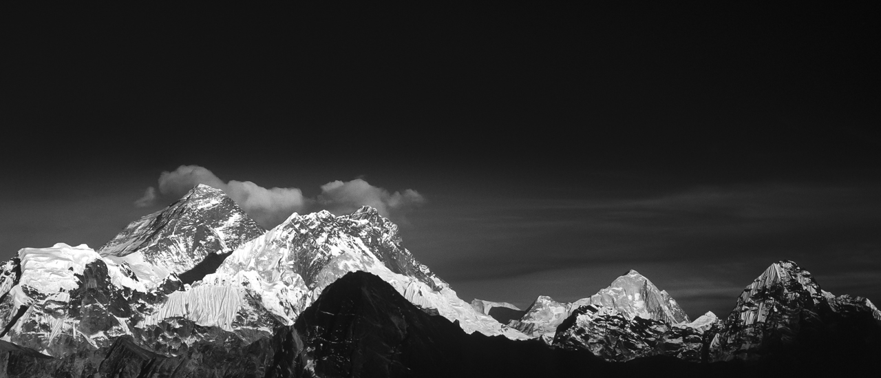 Drei Achttausender auf einen Blick: Mount Everest (links, 8.848 m) & Lhotse (8.516 m) und Makalu (8.481 m) im Abendlicht. Der Berg rechts ist der Baruntse (7.129 m). Solo Khumbu, Nepal